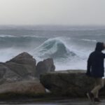 Una persona bajo lluvia y viento. Archivo