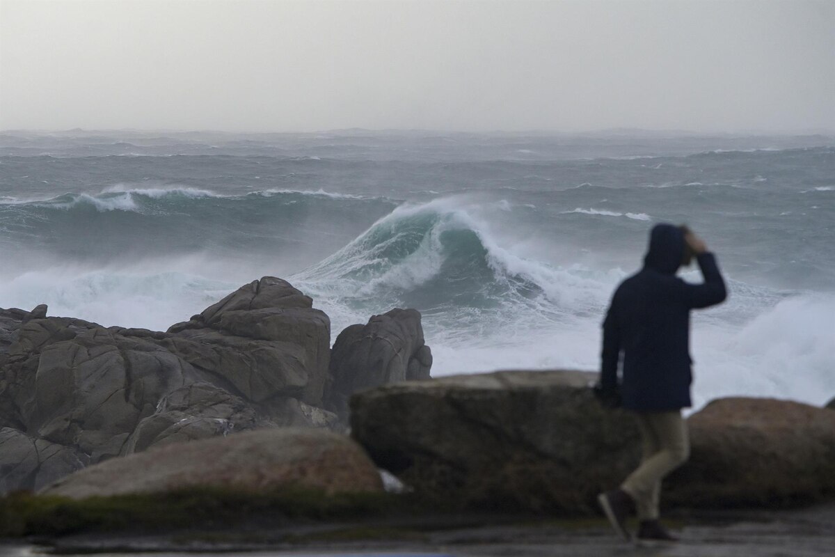 Una persona bajo lluvia y viento. Archivo