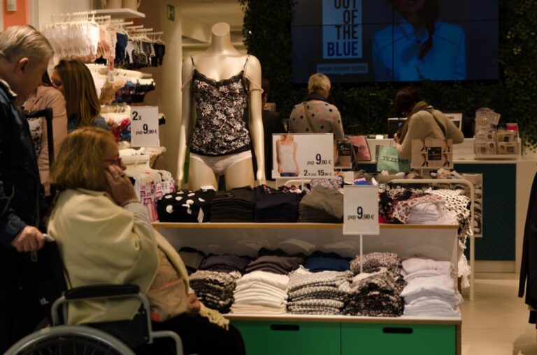 Una tienda de ropa con carteles de precios.