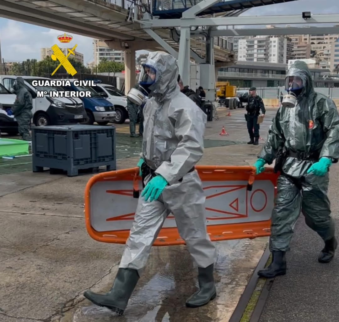 Dos miembros de la Guardia Civil en pleno simulacro.