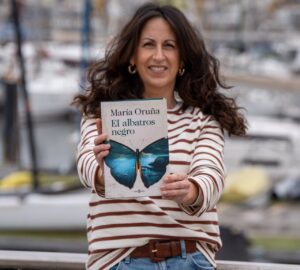 La escritora María Oruña posa con su nuevo libro, 'El albatros negro' en el Puerto de Vigo.