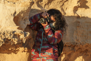 Fotógrafa tomando una foto (Foto: Sant Josep és Foto)