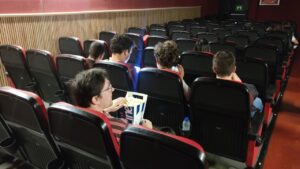 Un grupo de personas en la proyecci&oacute;n adaptada de Multicines Ibiza.