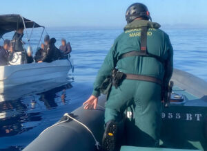 Momento de un abordaje a una patera por parte de la Guardia Civil