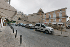 Calle a los pies de Dalt Vila