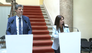 El conseller de Turismo del Govern, Jaume Bauz&agrave;, y la portavoz de Vox, Manuela Ca&ntilde;adas,