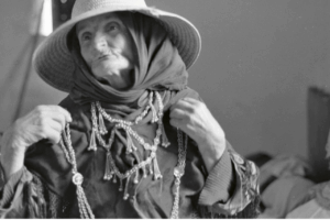 Catalina, una mujer mayor del poblado de Bal&agrave;fia. Fotograf&iacute;a de Javier Ilundain.