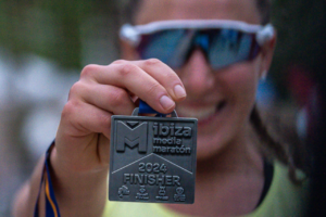 Corredora de Ibiza Media Marat&oacute;n 2024 con su medalla de participaci&oacute;n