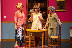 Irma Soriano, Rosa Benito y Loreto Valverde en el escenario