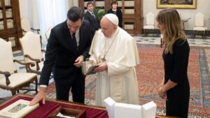 El papa recibe a Pedro S&aacute;nchez y su esposa en el Vaticano.