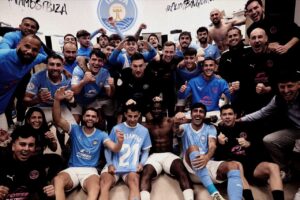 Equipo de la UD Ibiza tras la victoria