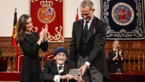 Los reyes Felipe y Letizia entregan al escritor &Aacute;lvaro Pombo, el Premio Cervantes 2024