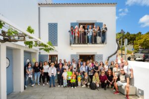 Foto grupal frente a la fachada de Can Jeron, durante la I Marat&oacute;n Fotogr&aacute;fica de Sant Josep &eacute;s Foto.