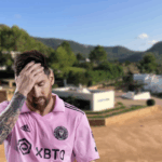 Messi con la camiseta del Inter Miami. De fondo su Villa en Ibiza