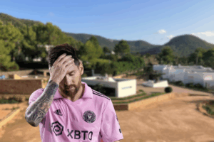 Messi con la camiseta del Inter Miami. De fondo su Villa en Ibiza