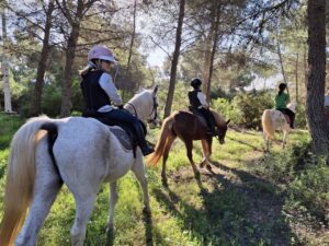 Ni&ntilde;os en el Club Hipico Ibiza Horses. Archivo