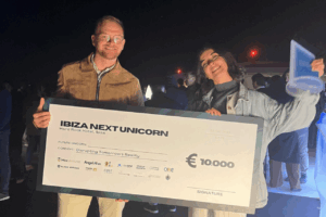 Paloma Mart&iacute;n Benito, de Hoop Carpool junto a David Franzen de Max Ventures , patrocinador de Ibiza Next Unicorn