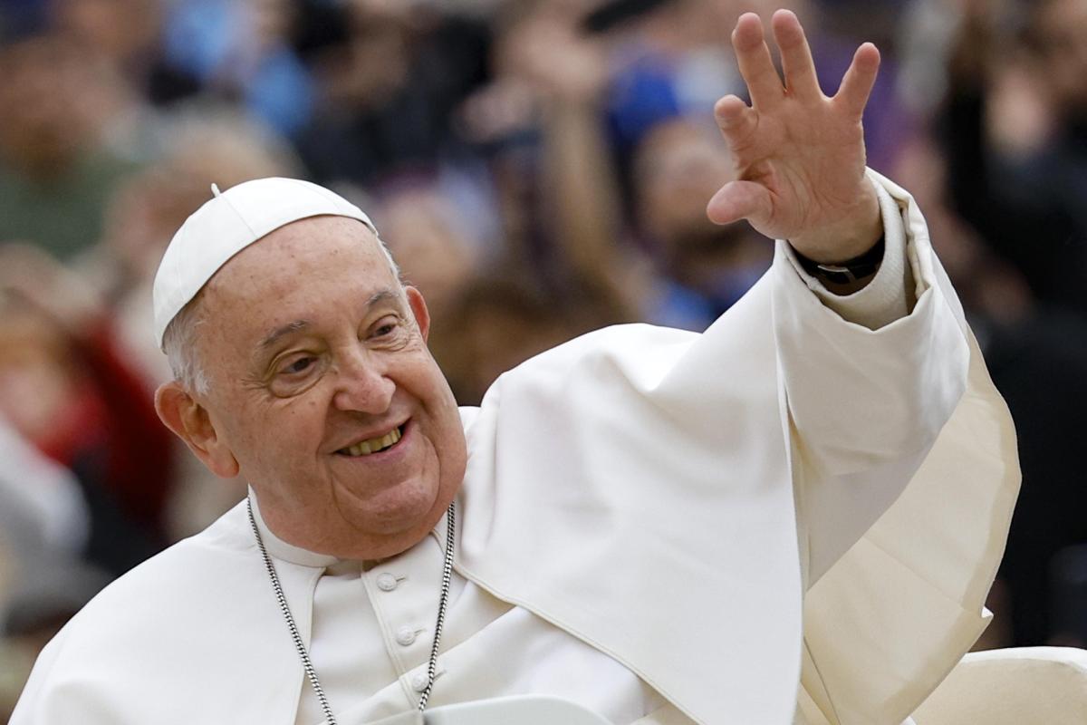 Papa Francisco, uno de sus saludos característicos