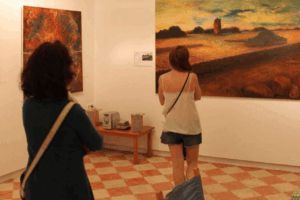 Personas en la Sala de Exposiciones &ldquo;Ajuntament Vell (Foto archivo)