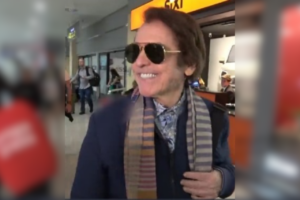 Rafael en la salida del Aeropuerto