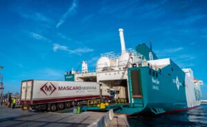 Un camión ingresando a un barco de Balearia