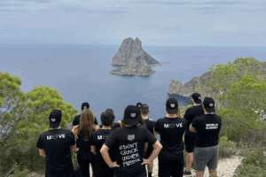 Un grupo en una excursi&oacute;n observa Es Vedr&aacute;. Hike Station.