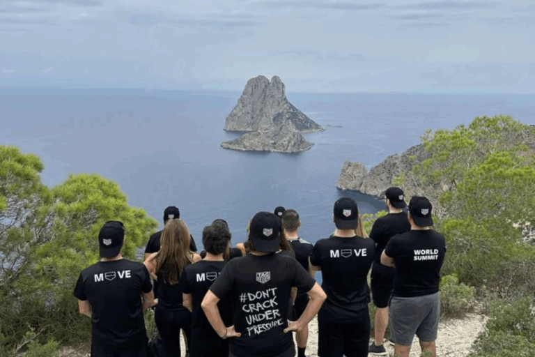 Un grupo en una excursión observa Es Vedrá. Hike Station.