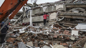 Un hombre busca personas entre los escombros de un edificio destruido en Gaziantep, Turqu&iacute;a, el lunes 6 de febrero de 2023. Archivo.