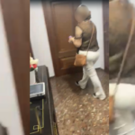 El v&iacute;deo de la agresi&oacute;n en el caso de la &ldquo;abuela okupada&rdquo; en Ibiza: la mujer golpea al inquilino mientras graba