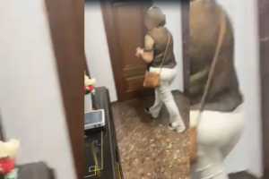 Un momento de la agresi&oacute;n registrado en el v&iacute;deo