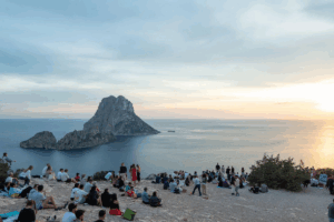 Una de las tantas fotos de los turistas mirando Es Vedra. Archivo