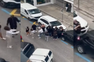 Uno de los momentos de la pelea que involucr&oacute; a m&aacute;s de 30 personas