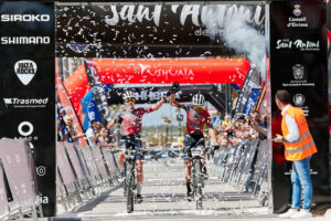 Llegada la l&iacute;nea de meta de la primera etapa.