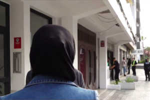 Vecina dando declaraciones en IB3