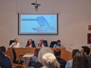 Momentos antes del inicio del Consell d'Entitats con la presencia del presidente y del director de la APB.