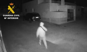 Imagen del ladr&oacute;n en acci&oacute;n facilitada por la Guardia Civil