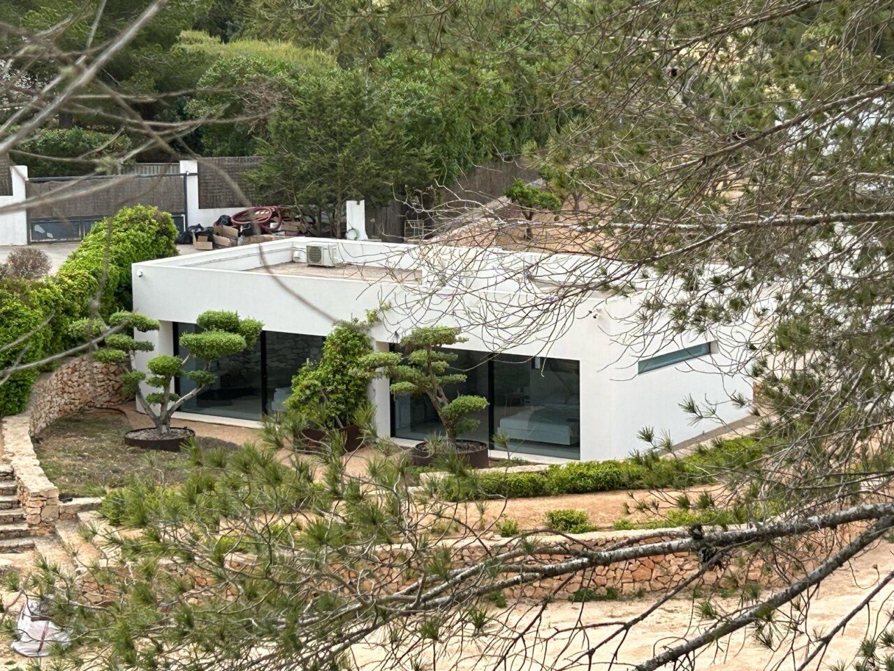 Foto de hoy del garaje de Messi reconvertido en habitaciones para invitados. Foto de hoy del garaje de Messi reconvertido en habitaciones para invitados.