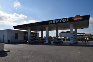 Estaci&oacute;n de Servicio Isla Ibiza, de Repsol.