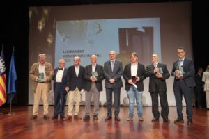 El presidente del Consell de Ibiza, Vicent Mar&iacute;, con los galardonados.