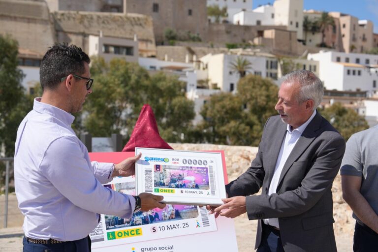 José Antonio Toledo, delegado de la ONCE en Illes Balears y Rafael Triguero, alcalde del Ayuntamiento de Ibiza durante la presentación del cupón ONCE (Foto: Ayuntamiento de Ibiza)