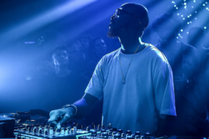 Black Coffee pinchando en una fiesta