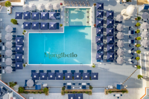 vista a&eacute;rea de la piscina de Mongibello