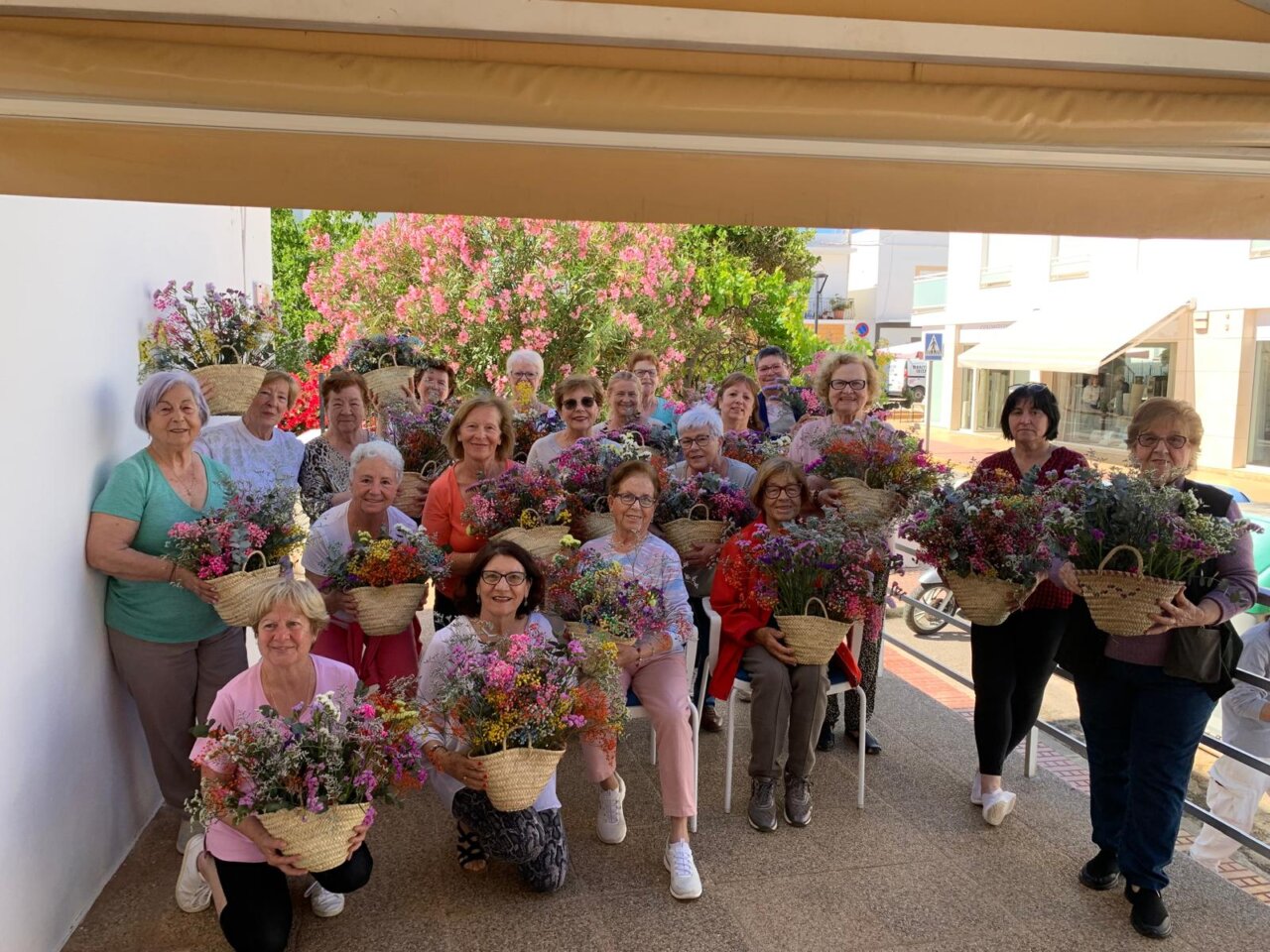 Taller de cestos de flores secas organizado por el Ayuntamiento de Santa Eulària.