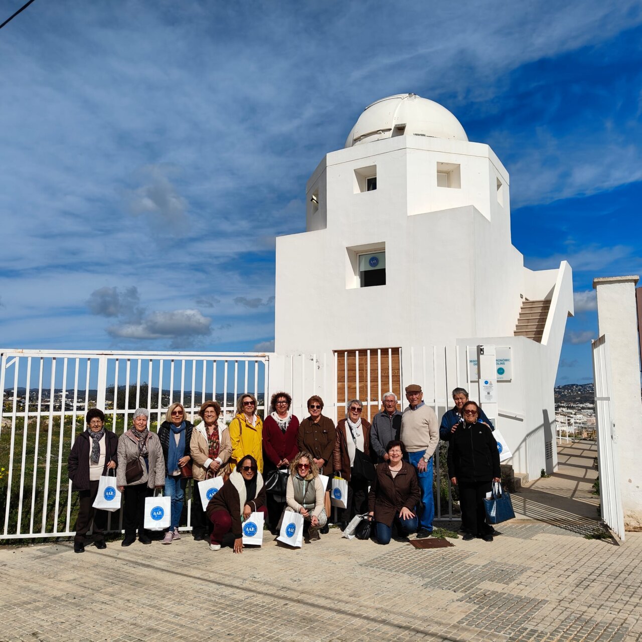 Participantes en una de las excursiones organizadas por el Ayuntamiento de Santa Eulària. Participantes en una de las excursiones organizadas por el Ayuntamiento de Santa Eulària.