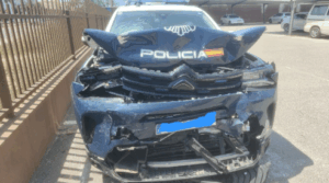 Estado en el que qued&oacute; el coche patrulla tras ser embestido.