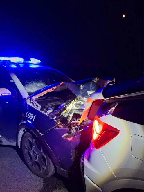 El coche patrulla fue embestido virulentamente. El coche patrulla fue embestido virulentamente.