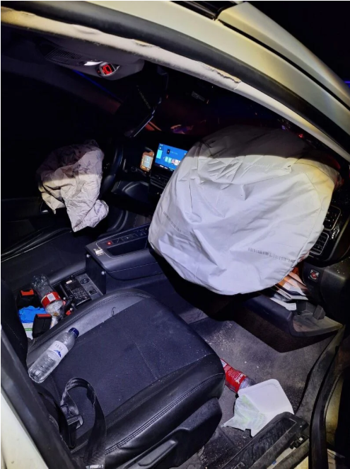 La virulencia del impacto activó los airbags del zeta policial. La virulencia del impacto activó los airbags del zeta policial.