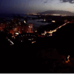 Vista general del encendido paulatino de la ciudad de Málaga durante el apagón eléctrico generalizado.