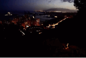 Vista general del encendido paulatino de la ciudad de M&aacute;laga durante el apag&oacute;n el&eacute;ctrico generalizado.