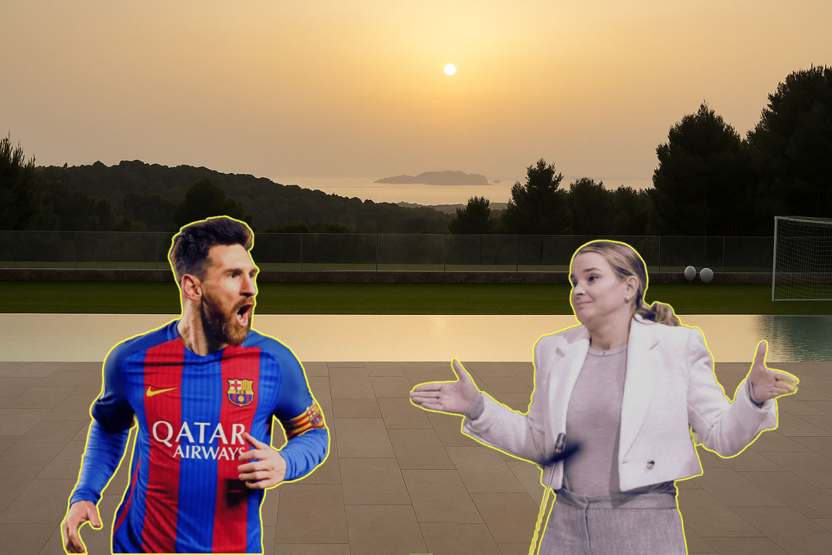 Casa de Messi de fondo. El astro con camiseta de Barcelona junto a la presidenta del Govern, Marga Prohens.